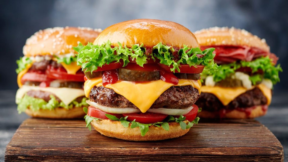 Hamburger là một món ăn được giới trẻ yêu thích
