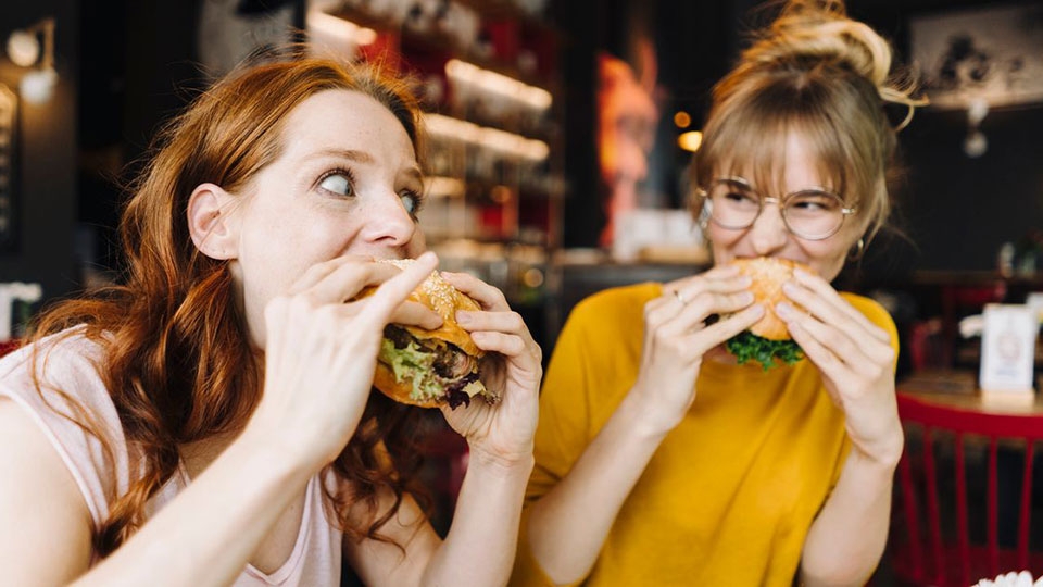 Trong hamburger có nhiều chất dinh dưỡng có giá trị