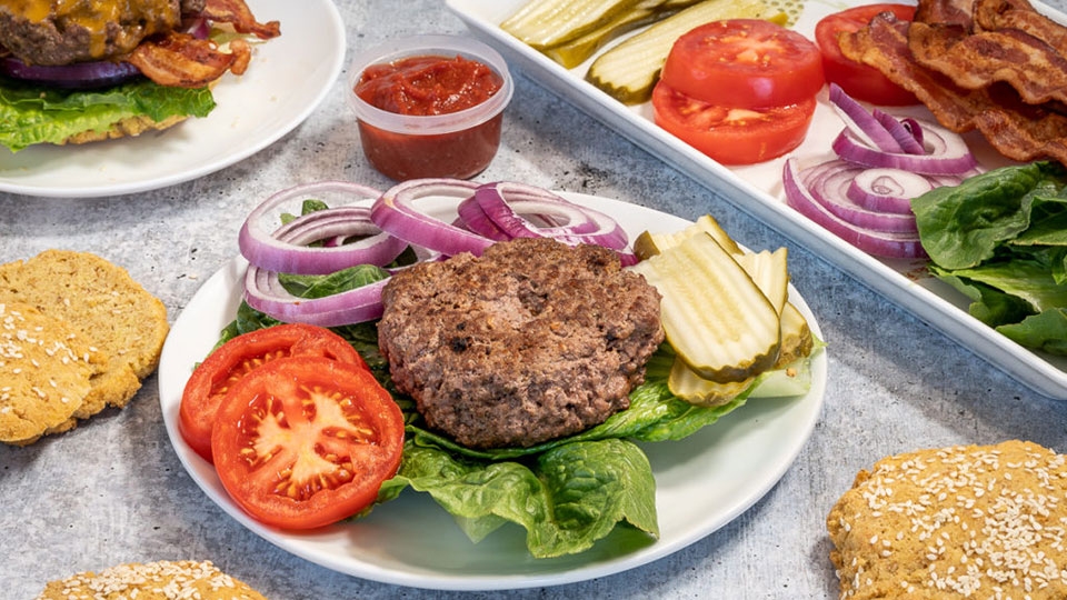 Lượng calo trong hamburger phụ thuộc vào nguyên liệu trong nó