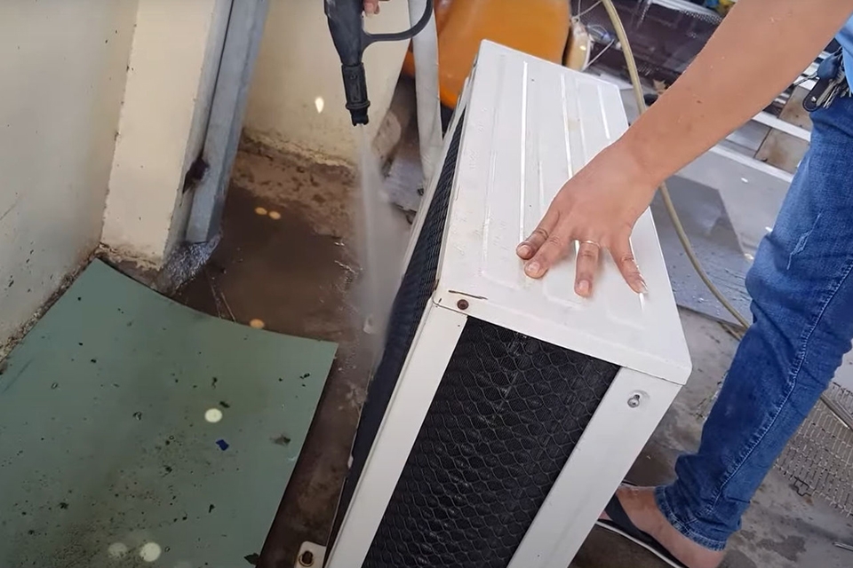 Vệ sinh cục nóng máy lạnh - Ảnh 04