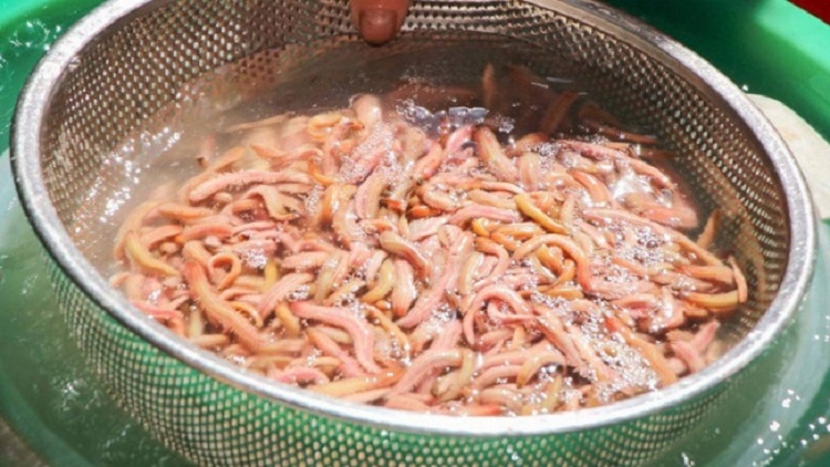 Vào bếp nấu canh rươi măng chua ngon 