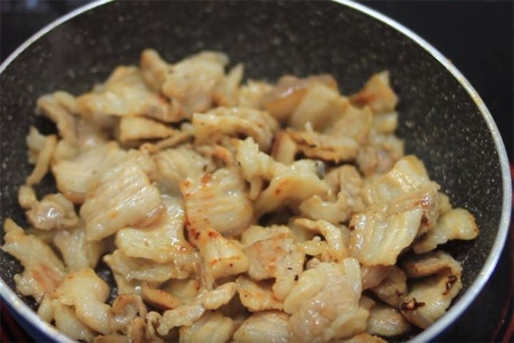 Xào thịt heo, tôm đã tẩm ướp gia vị với dầu điều