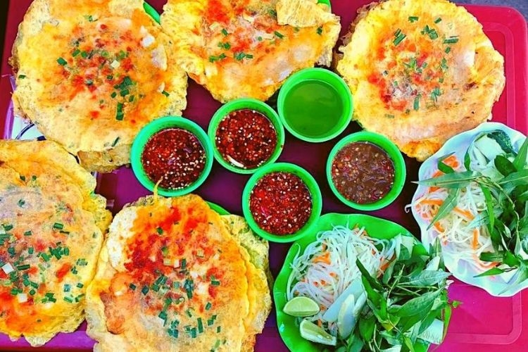 Mâm bánh ép Huế cùng nước chấm chua ngọt, rau sống ăn kèm