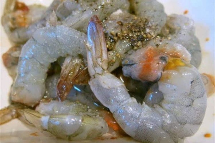 Tẩm ướp tôm sau khi sơ chế để làm nhân bánh