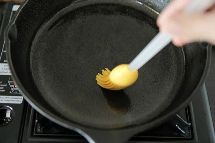 Làm bánh ép xứ Huế bằng chảo chống dính tại nhà