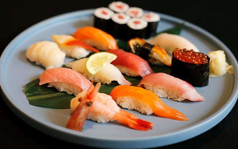 Sushi bao nhiêu calo? 1 miếng nhỏ sushi có từ 40 – 50 calo