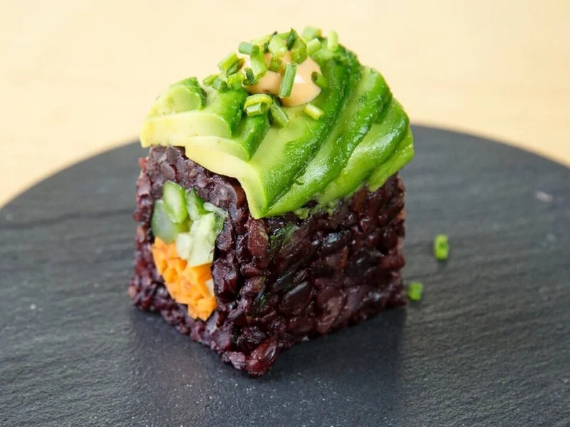 Sushi gạo lứt hỗ trợ siết cân hiệu quả