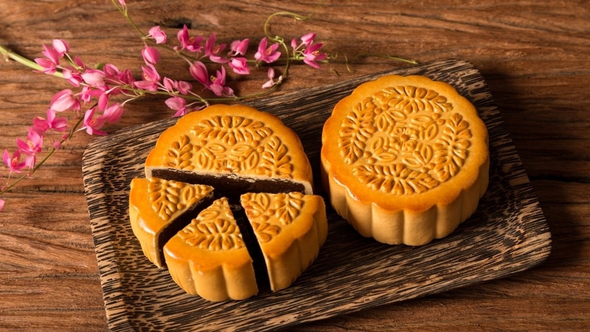 Cắt bánh Trung Thu là một hoạt động quan trọng mang ý nghĩa biểu tượng trong ngày Tết Đoàn Viên