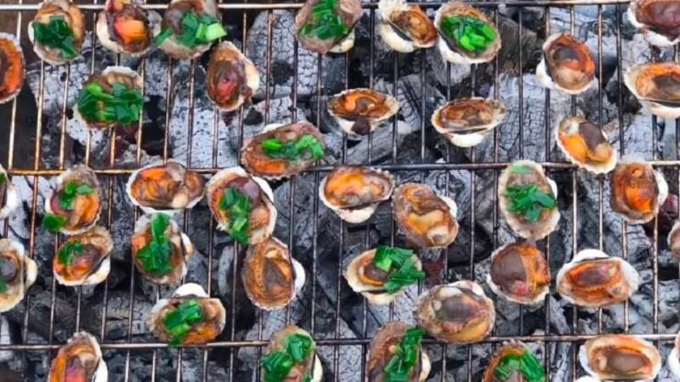 Làm sò huyết nướng mỡ hành