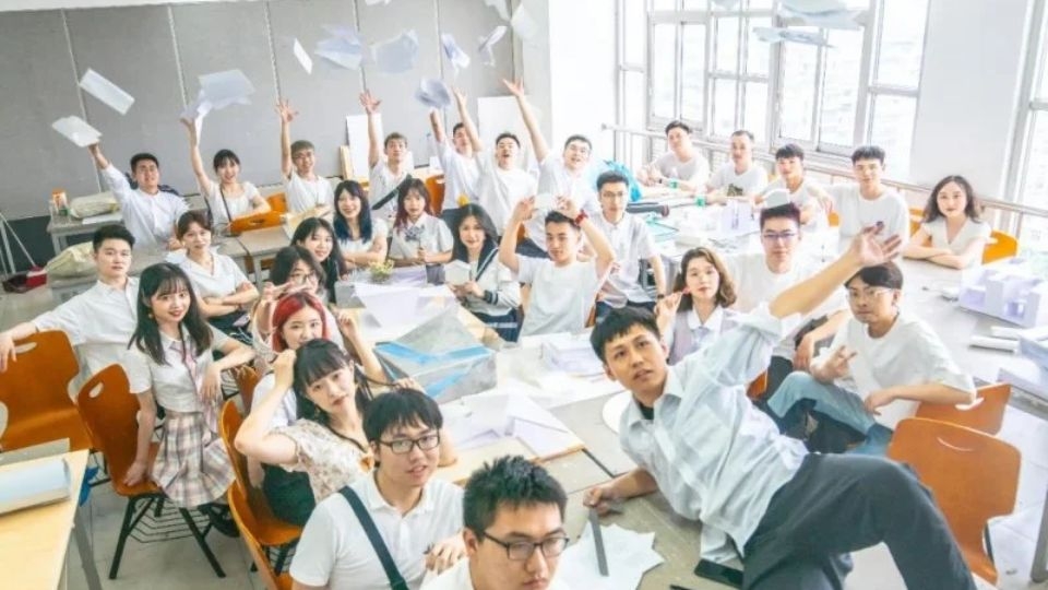 Tạo dáng vui vẻ, tự nhiên bức ảnh tập thể của bạn sẽ sinh động