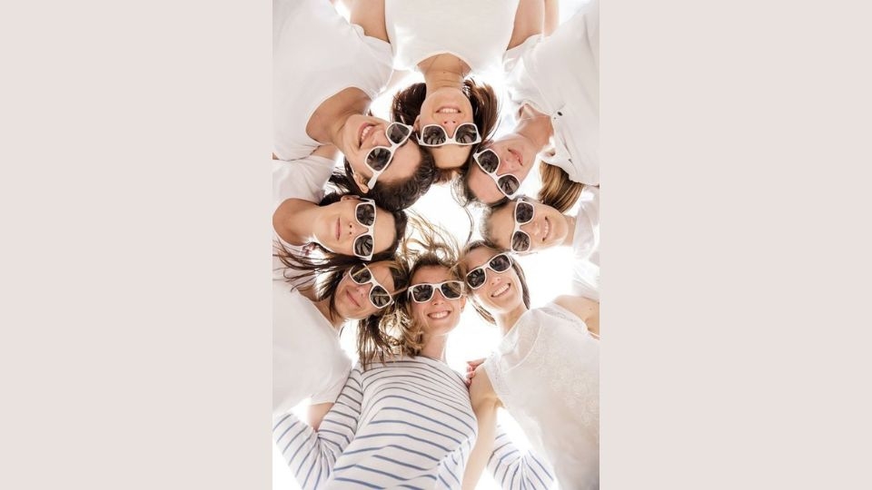 Chụm đầu vào nhau là cách selfie độc đáo