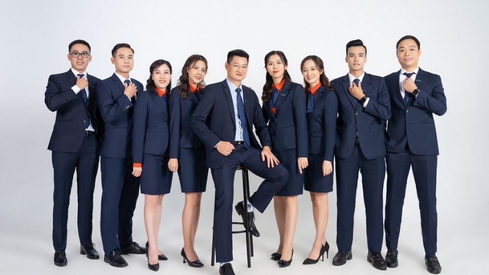 Nhìn vào ống kính tạo dáng nghiêm túc