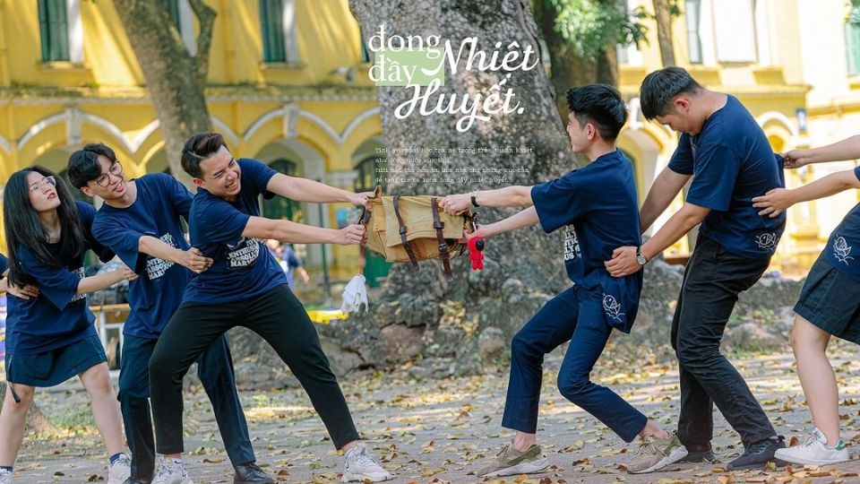 Tạo dáng kéo co để bức ảnh trở nên sinh động