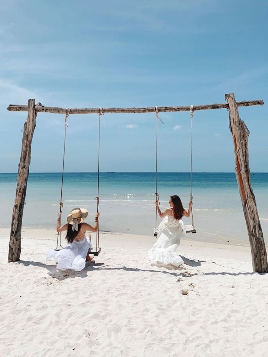 Tạo dáng trên xích đu ở biển