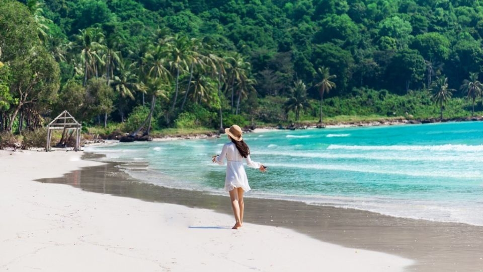 Tạo dáng bước đi trên cát