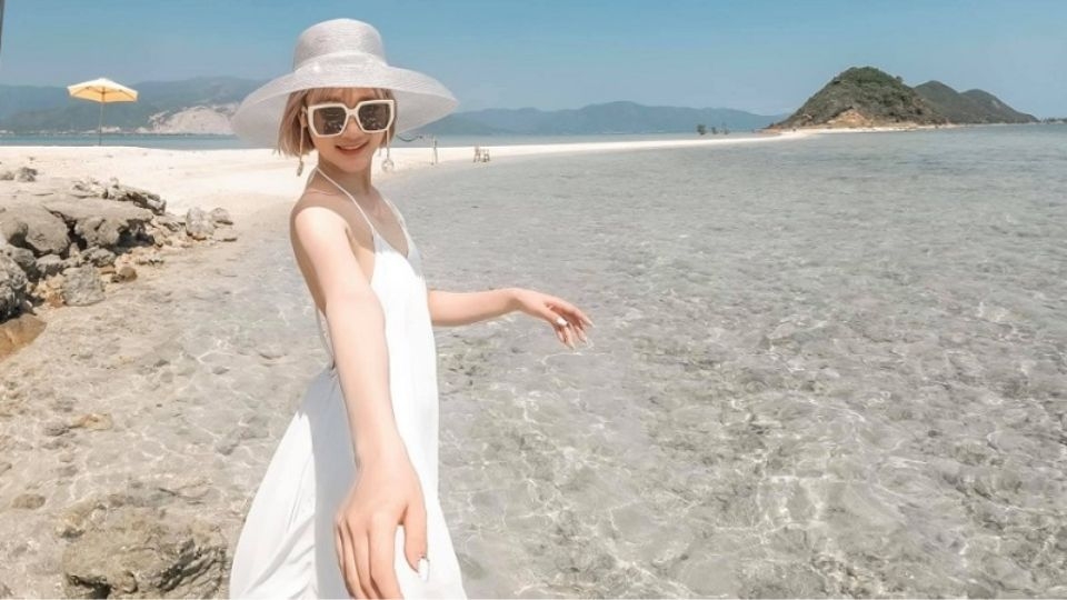 Đưa tay về phía trước một cách tự nhiên