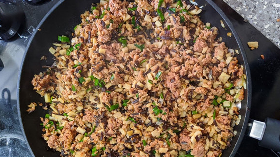 Xào thịt với rau củ.