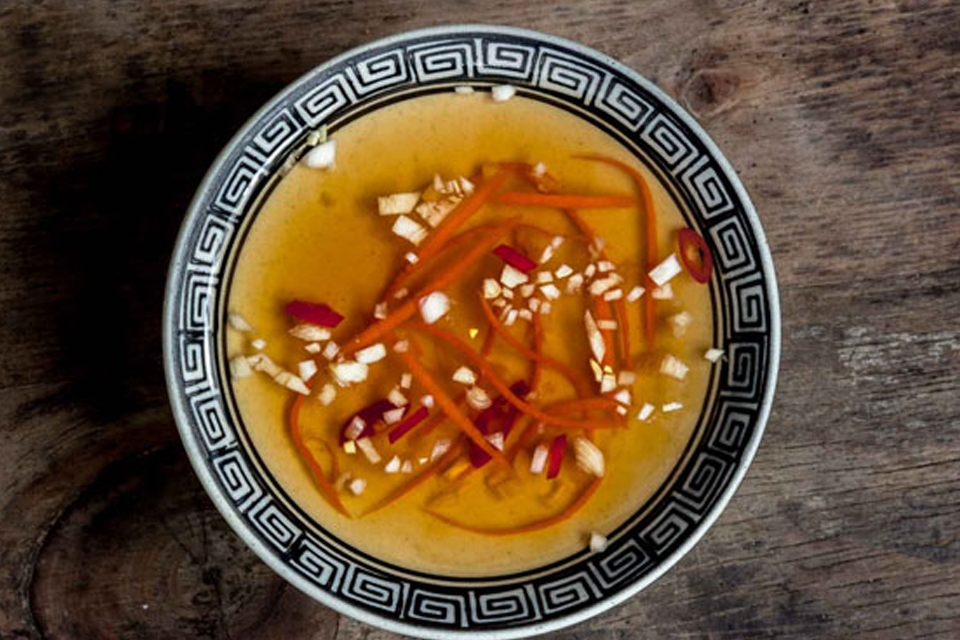 Pha nước chấm bánh mì hấp.