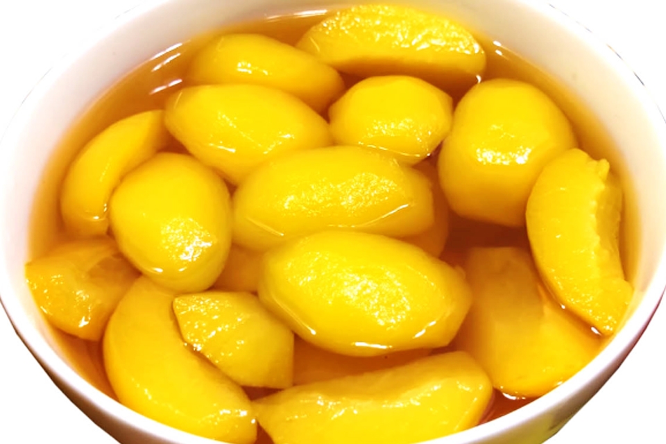 Ướp đào với đường.