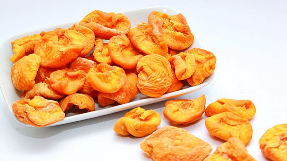 Mứt đào miếng dẻo thơm, chua ngọt nhẹ hấp dẫn.