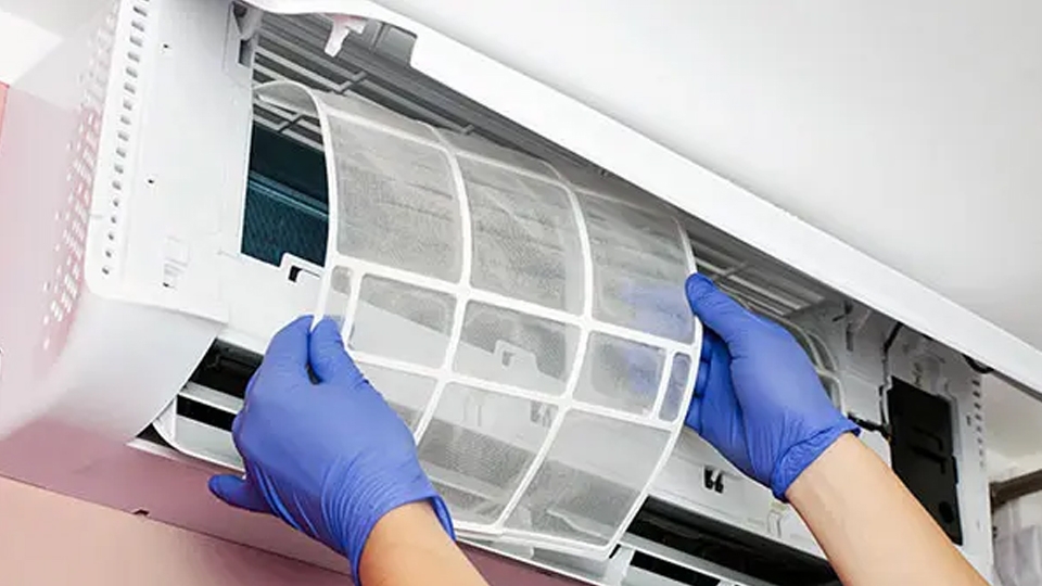 Vệ sinh dàn lạnh máy lạnh Electrolux.