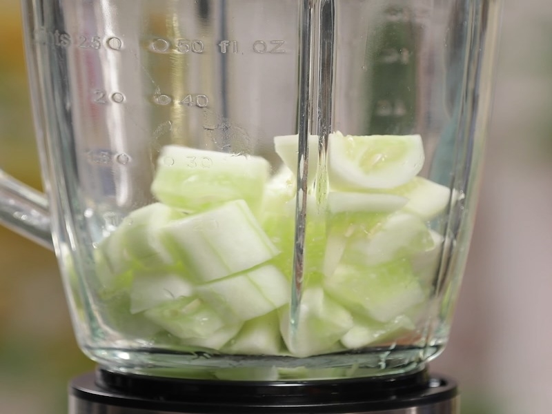 Bỏ dưa leo vào máy xay sinh tố