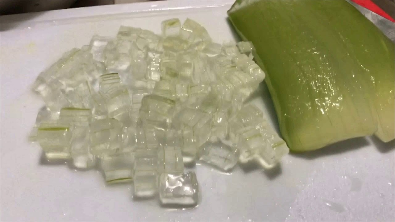 Làm sạch vỏ và cắt nha đam thành hạt lựu