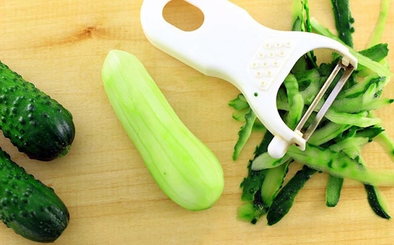 Rửa sạch và gọt vỏ dưa leo