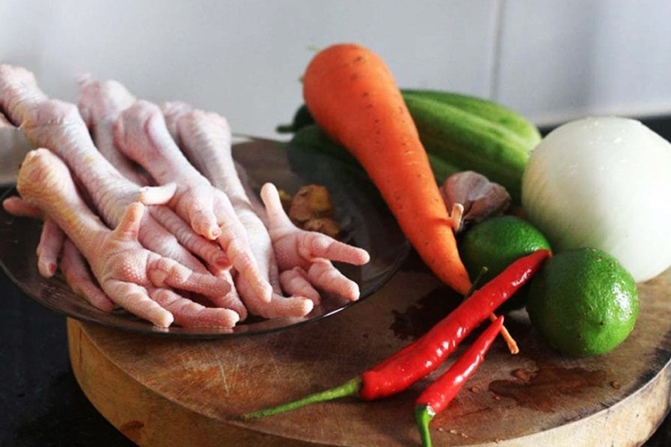 Làm gỏi chân gà rút xương truyền thống.