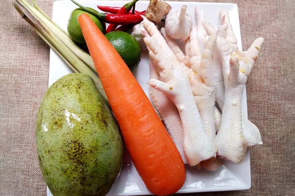 Nguyên liệu làm gỏi chân gà rút xương xoài xanh.