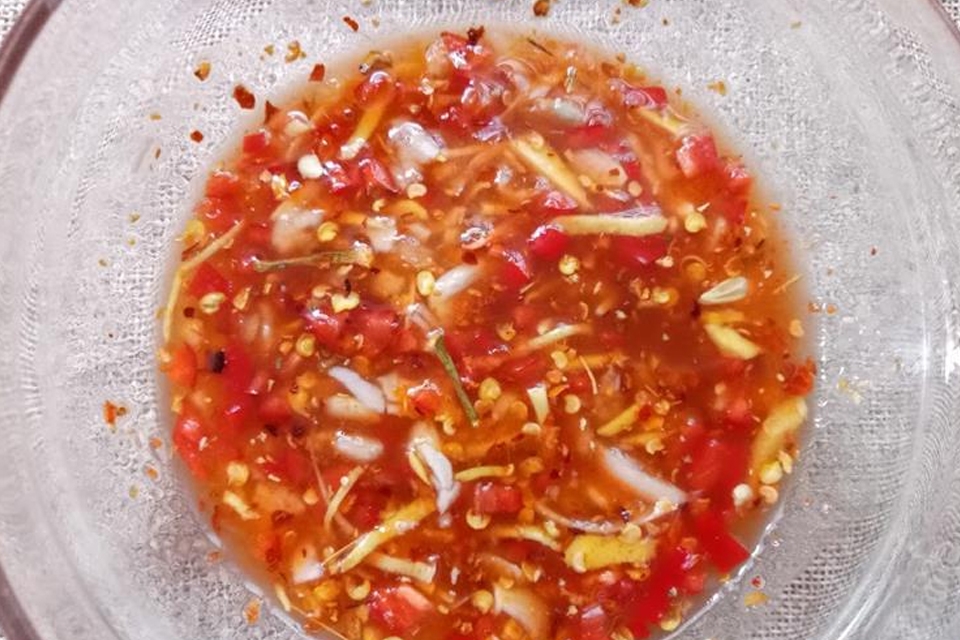Pha nước mắm trộn gỏi.