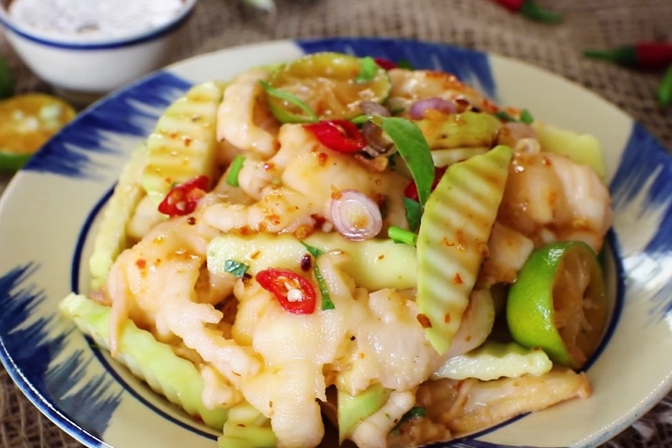 Gỏi chân gà rút xương xoài xanh chua ngọt với màu sắc tươi tắn, ngon đậm vị.