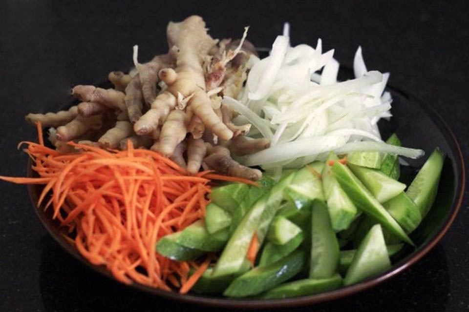 Nguyên liệu làm gỏi chân gà rút xương dưa chuột.