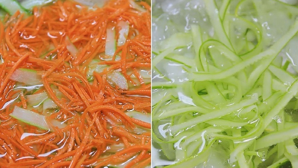 Sơ chế rau củ làm gỏi.