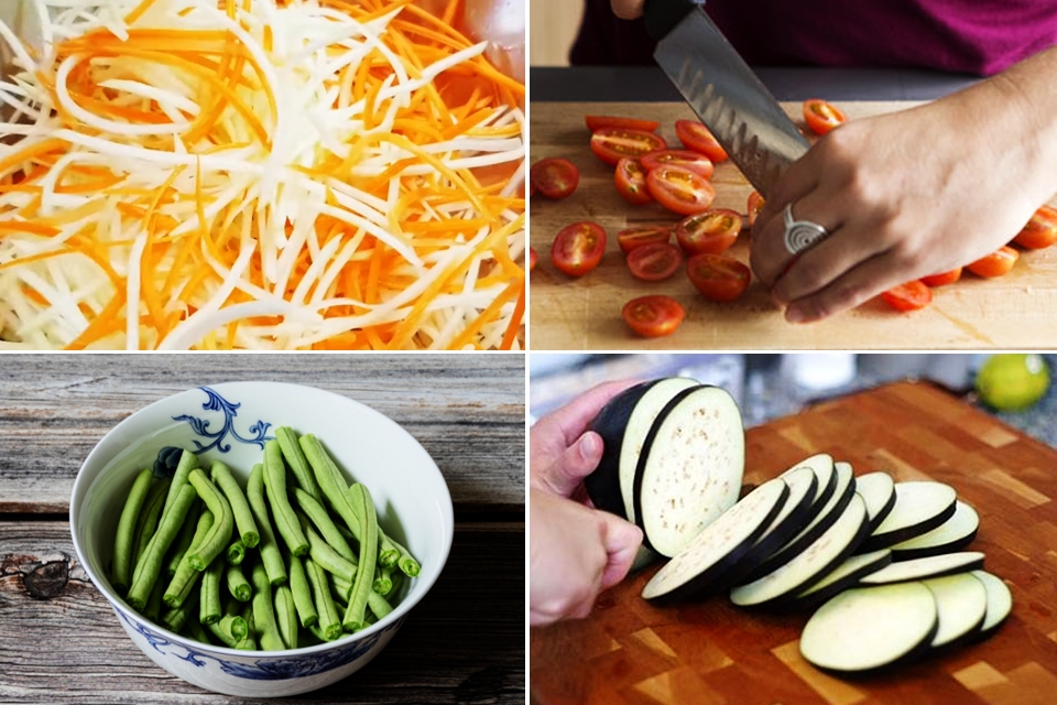 Sơ chế nguyên liệu làm gỏi chân gà rút xương truyền thống.
