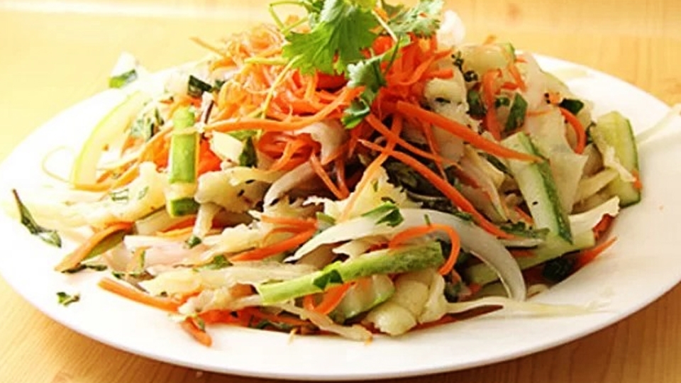Gỏi chân gà rút xương dưa chuột giòn ngọt, thanh mát.