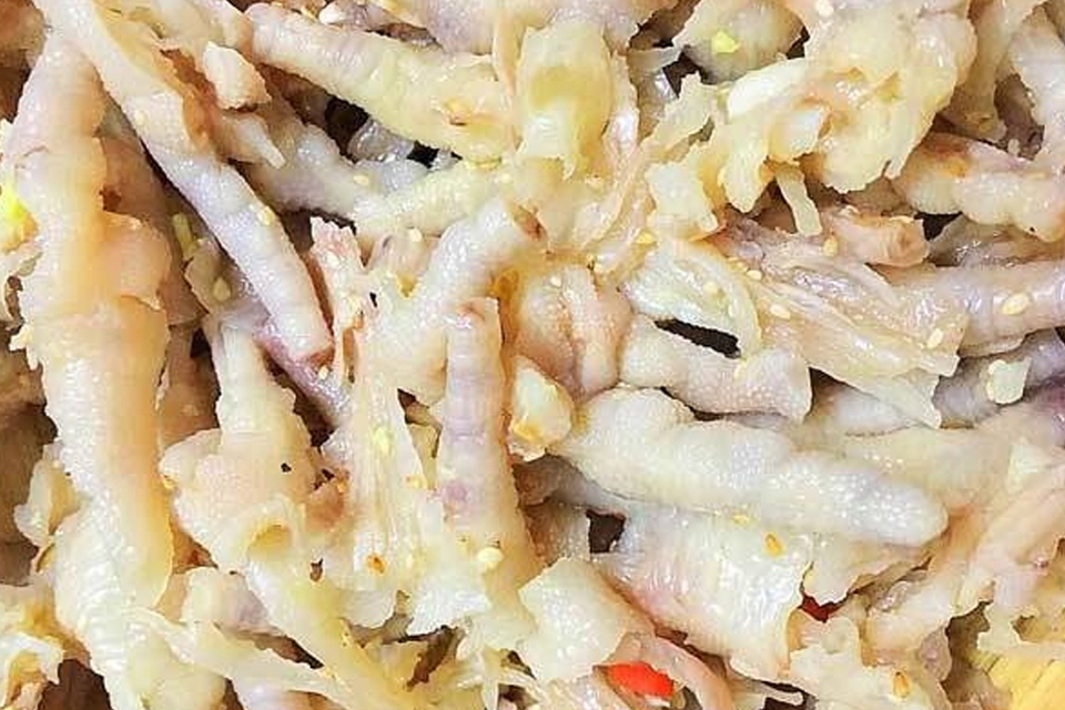 Trộn nước sốt lên chân gà.