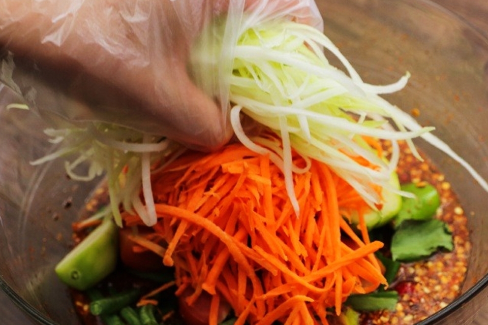 Luộc chân gà và rút xương.