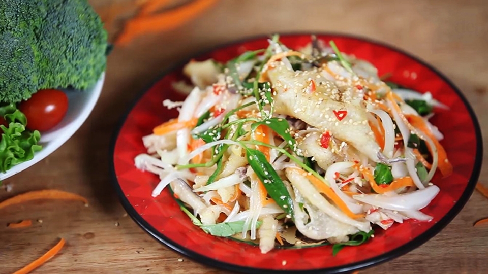 Gỏi chân gà rút xương giòn ngon, hấp dẫn.