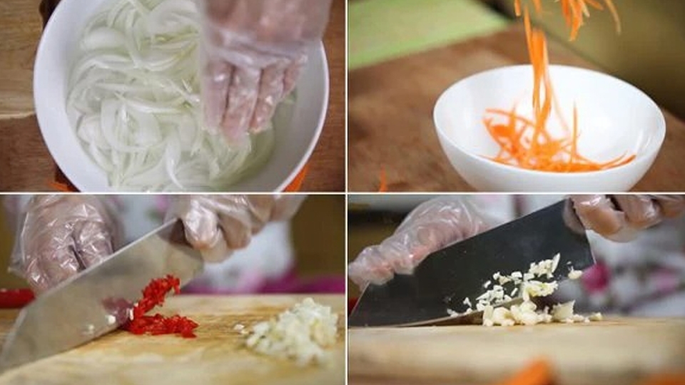 Sơ chế rau củ làm gỏi chân gà rút xương.