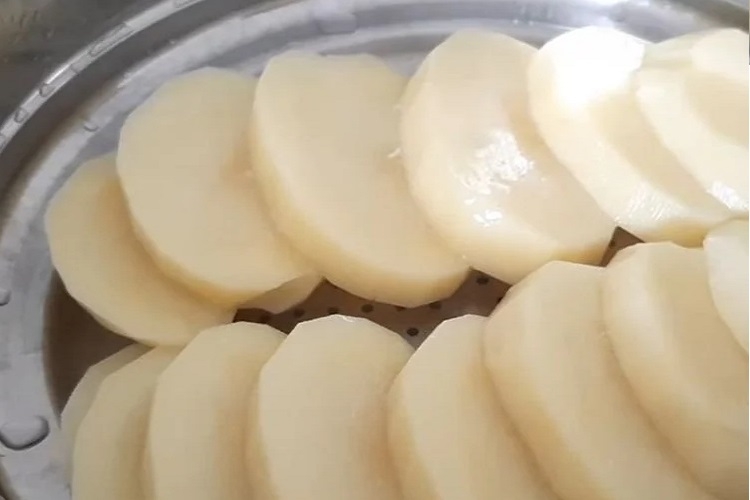 Hấp chín khoai tây