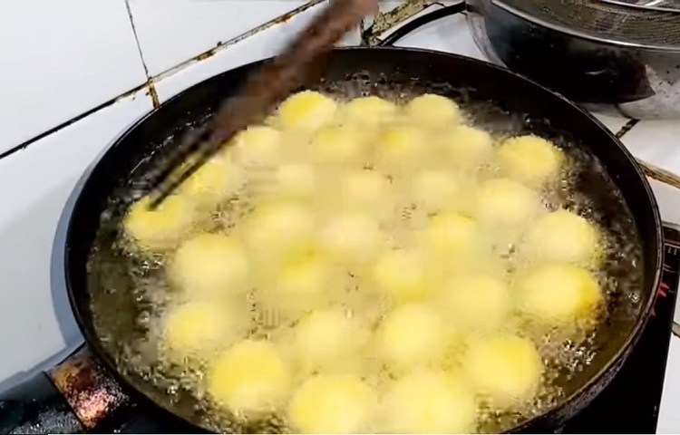 Chiên bánh khoai tây