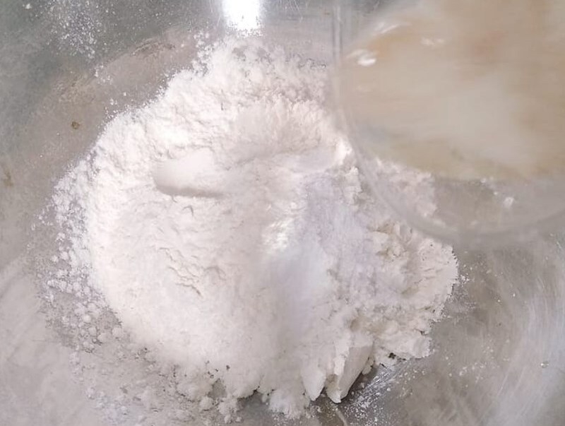 Cho bột mì, bột nổi, muối vào tô