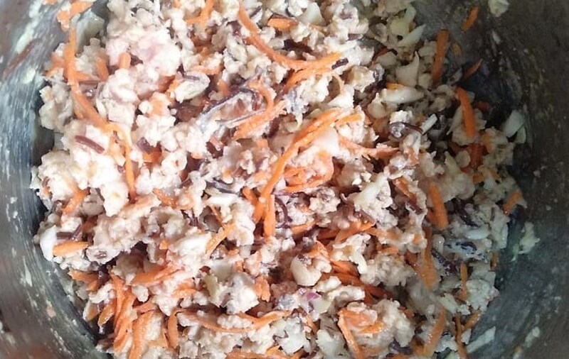 Trộn và ướp hỗn hợp nhân thịt