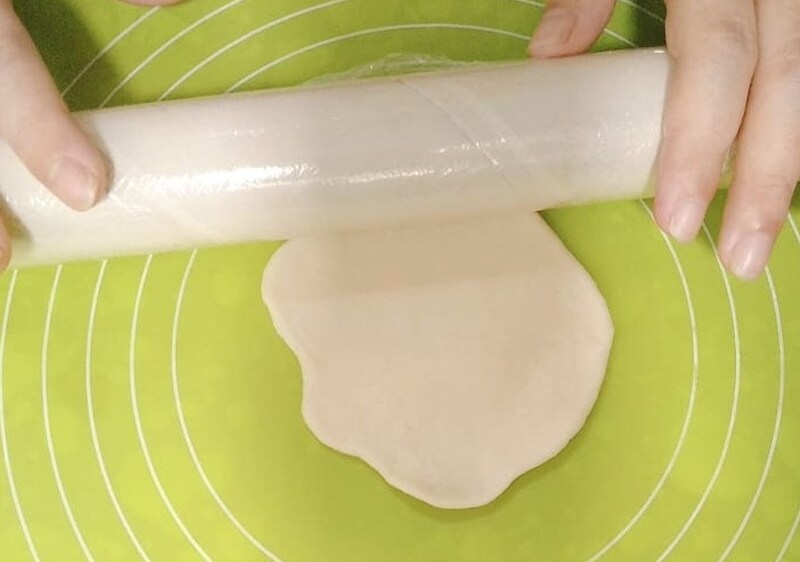 Cán bột thật mỏng