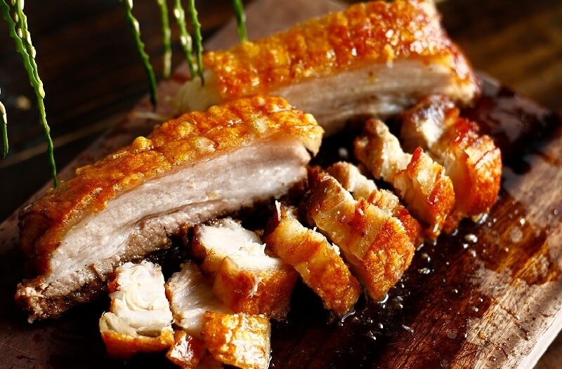 Thịt heo quay bao nhiêu calo? Câu trả lời là khoảng 256 calo cho 100g