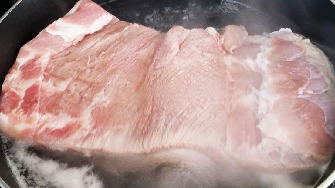 Làm sạch thịt ba chỉ