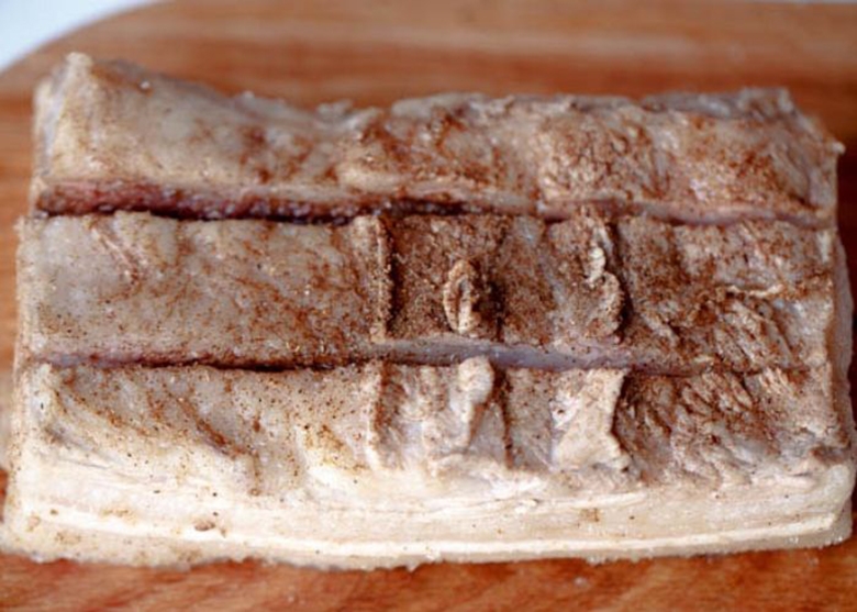 Ướp thịt làm heo quay