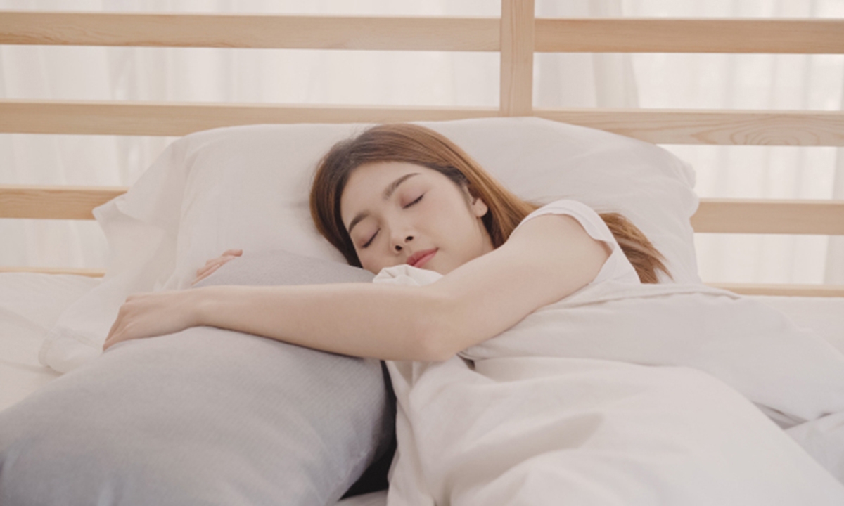 vừa mở máy lạnh vừa đắp chăn khi ngủ - hình 4