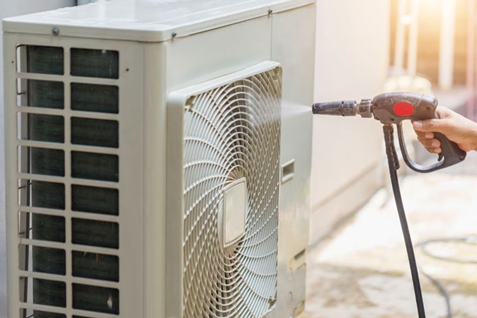 Vệ sinh cục nóng máy lạnh Casper.